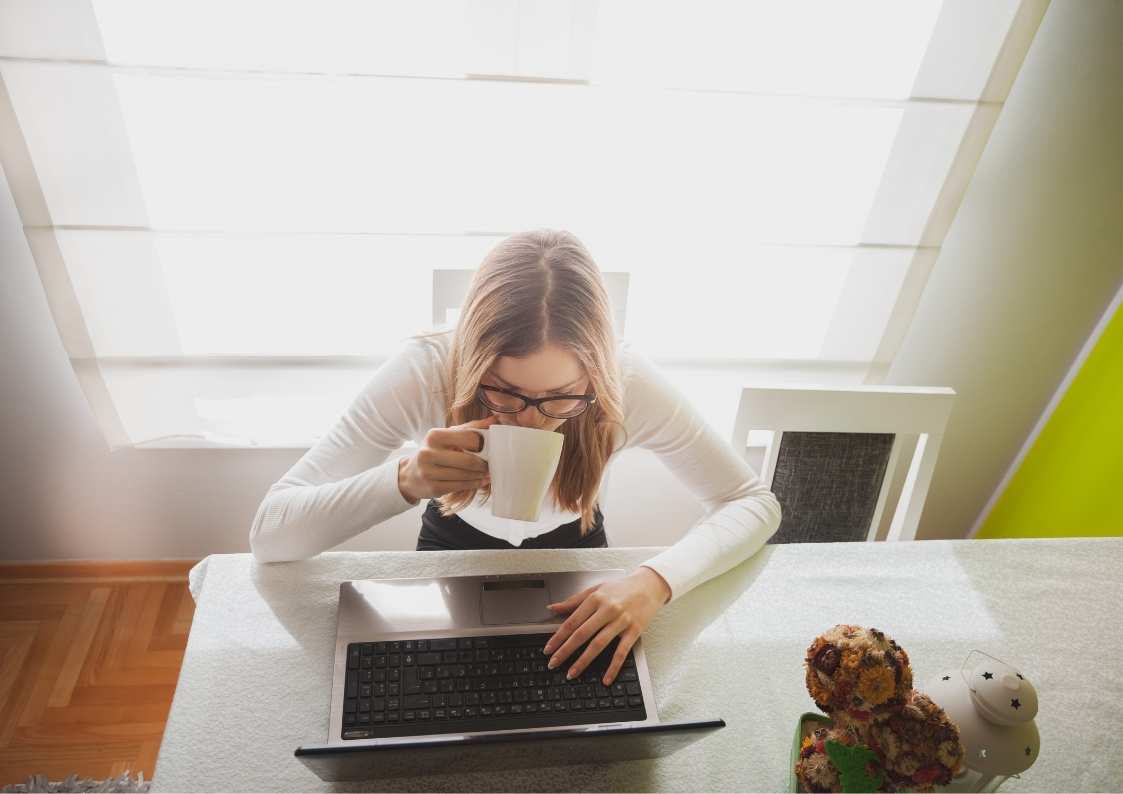 מה הקשר בין מחשבה לא מועילה לבין התמודדות עם משברים בעבודה?